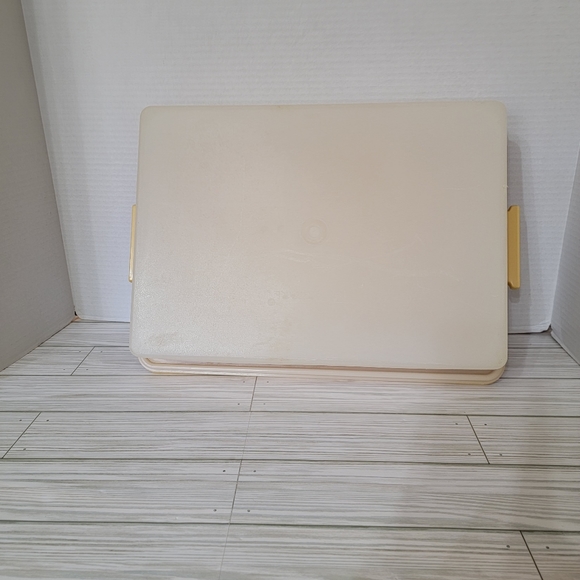 Tupperware 9×13 Cake Storage Container. Yellow Base Opaque Lid - Picture 5 of 15